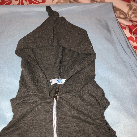 Sleeveless Hooded Toddler Romper - Picture 3 of 5
